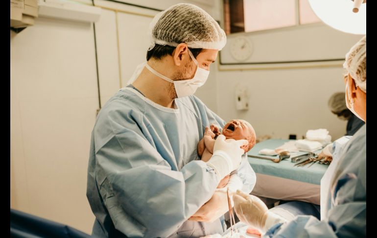 Esta enfermedad puede ser diagnosticada mediante una exhaustiva evaluación de los recién nacidos. Unsplash