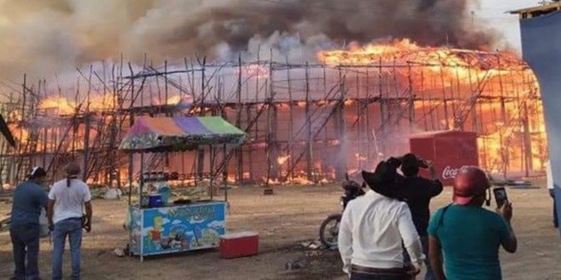 Yucat&aacute;n: Se incendia plaza de toros en Panab&aacute;