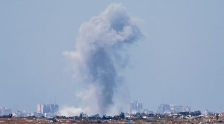 Se eleva una columna de humo como resultado de un ataque aéreo en la parte Norte de la Franja de Gaza, visto desde el lado israelí de la frontera Sur. EFE