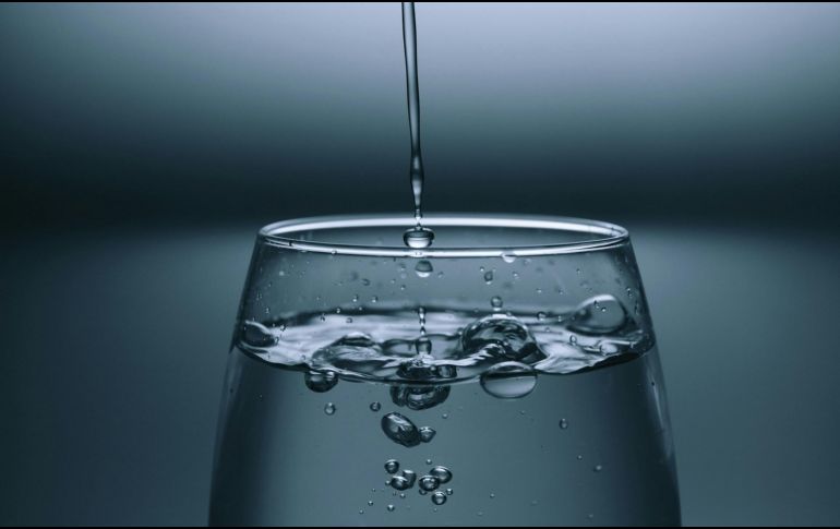 Es fundamental mantenerse hidratado durante las épocas de calor. ESPECIAL/ Foto de KOBU Agency en Unsplash