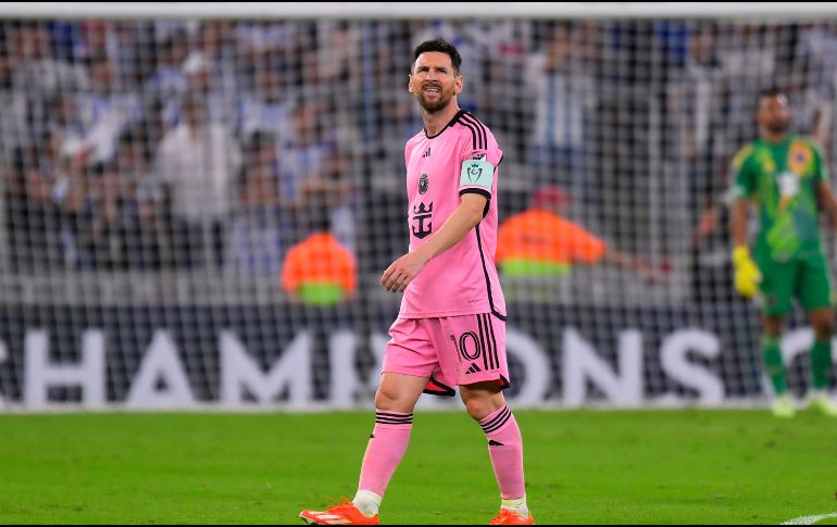 Messi mostró su molestia al tener que esperar para volver al terreno de juego. Imago7