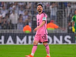 Messi mostró su molestia al tener que esperar para volver al terreno de juego. Imago7