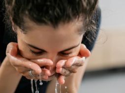 Recuerda que una buena una limpieza de tu rostro antes de dormir, mejora la absorción de los ingredientes que vayas a aplicar posteriormente con tu sérum y crema hidratante. Pexels