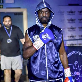 Muere el boxeador Sherif Lawal en el cuarto round de su debut