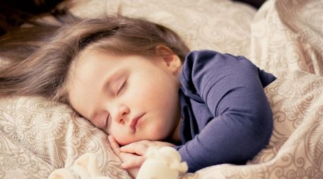 En medio de las preocupaciones sobre la salud y el bienestar de los niños, el sueño emerge como un factor crucial para su desarrollo físico y mental. Pixabay / ddimitrova