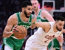 Jayson Tatum suma dos juegos en fila anotando más de 30 puntos. AP/D. Dermer