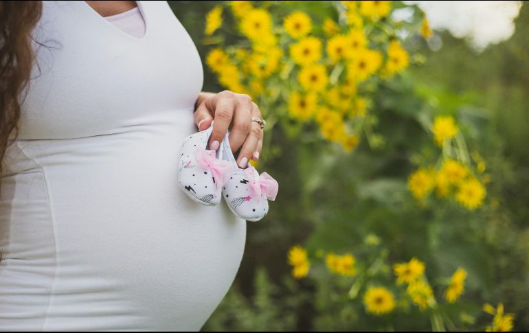 El embarazo tiene un costo físico alto y los cuerpos de las mujeres gestantes deben optimizar su energía y recursos para llevarlo a cabo. UNSPLASH/Christin Noelle