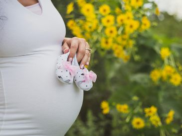 El embarazo tiene un costo físico alto y los cuerpos de las mujeres gestantes deben optimizar su energía y recursos para llevarlo a cabo. UNSPLASH/Christin Noelle