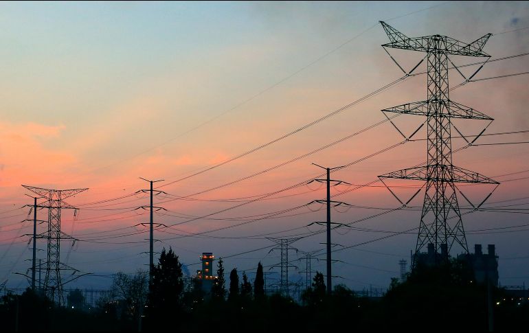 Ayer el Cenace afirmó que se está cubriendo de manera continua la demanda de electricidad en el país. EFE/C. Ramírez