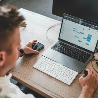 ¿Cuáles son los riesgos de pasar mucho tiempo sentado?