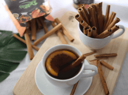 La preparación del té de canela es sencilla y se puede adaptar a diferentes preferencias. Canva