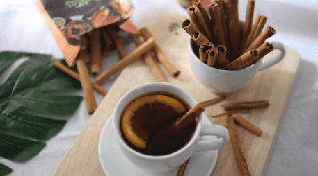 La preparación del té de canela es sencilla y se puede adaptar a diferentes preferencias. Canva
