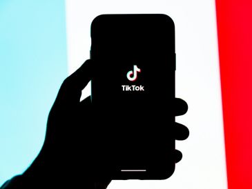 La nueva ley exigiría que ByteDance, la empresa matriz de TikTok, vendiera la plataforma a un comprador aprobado en un plazo de nueve meses. Unsplash