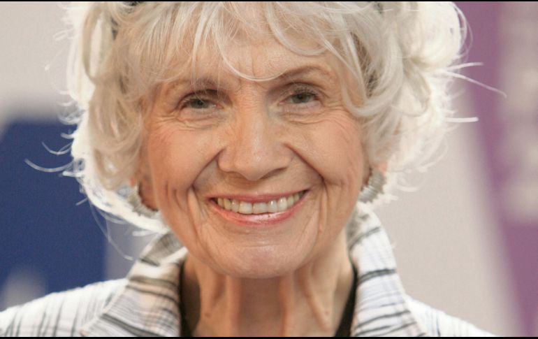 La autora canadiense sonríe mientras recibe su premio Man Booker International, el 25 de junio de 2009. AFP
