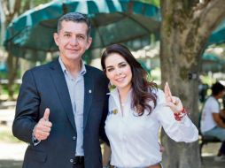 Laura Haro al lado de Luis Gustavo Padilla Montes, rector del CUCE. ESPECIAL