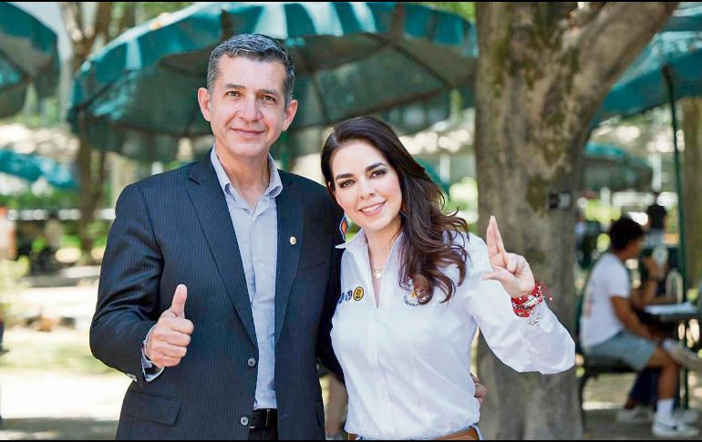 Laura Haro al lado de Luis Gustavo Padilla Montes, rector del CUCE. ESPECIAL