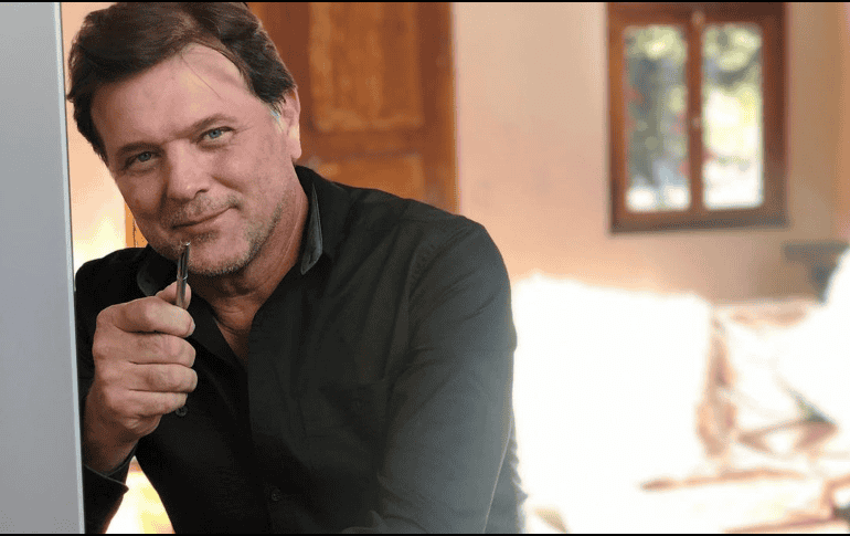 El actor fue abordado en las instalaciones de Televisa, en donde confirmó que ya se convirtió en abuelo. INSTAGRAM/ stricklerrene