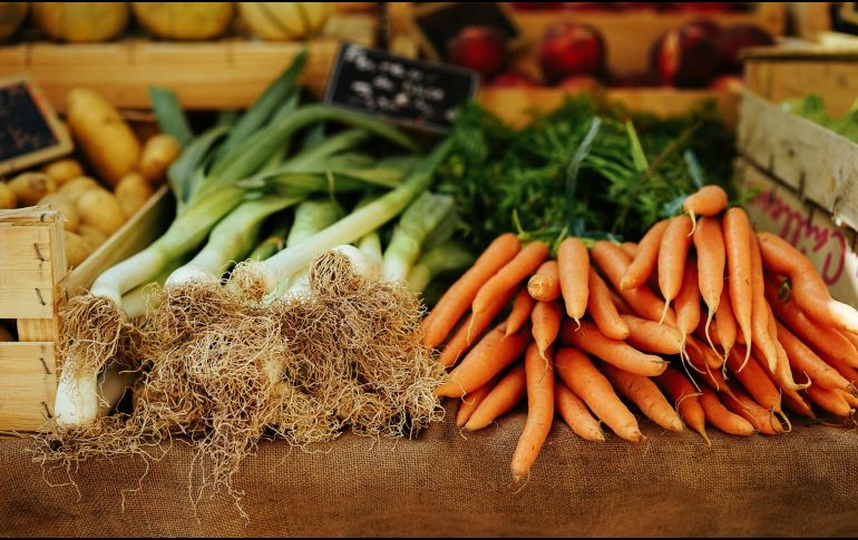 No debe ser sorpresa que la zanahoria sea un ingrediente más dentro de esta lista, ya que es comúnmente consumida cruda. UNSPLASH / P. Wendt