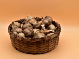 El ajo negro es el resultado de la maduración del ajo blanco durante un proceso que dura aproximadamente de 30 a 40 días. Unsplash.