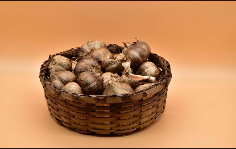 El ajo negro es el resultado de la maduración del ajo blanco durante un proceso que dura aproximadamente de 30 a 40 días. Unsplash.