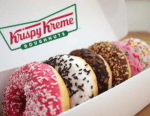 La tienda se caracteriza por sus continuas campañas, entre ellas el Hot Deals 2024. ESPECIAL/Canva/Krispy Kreme