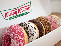 La tienda se caracteriza por sus continuas campañas, entre ellas el Hot Deals 2024. ESPECIAL/Canva/Krispy Kreme