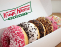 La tienda se caracteriza por sus continuas campañas, entre ellas el Hot Deals 2024. ESPECIAL/Canva/Krispy Kreme