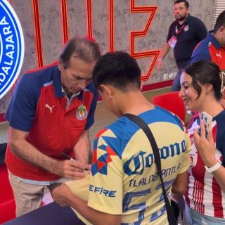 Aficionado americanista busca autógrafos rojiblancos en el Clásico Nacional