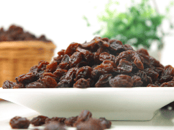 Las pasas de uvas incrementan los niveles de IGF-1 beneficiando la salud ósea. CANVA