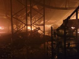 El incendio se encuentra propagado en 4 naves industriales. CORTESÍA/ Protección Civil Jalisco.