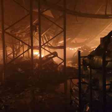 El incendio se encuentra propagado en 4 naves industriales. CORTESÍA/ Protección Civil Jalisco.
