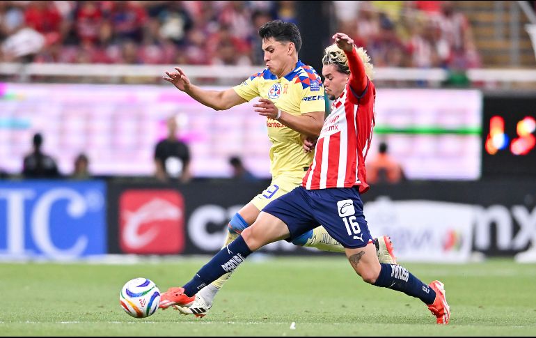 Ramón Juárez y Cade Cowell durante el partido de ida de la Semifinal del torneo Clausura 2024. IMAGO7/ Etzel Espinosa