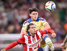 Israel Reyes impide la recepción de Cade Cowell, durante el primer juego entre la semifinal entre Chivas y América. IMAGO7/E. Espinosa