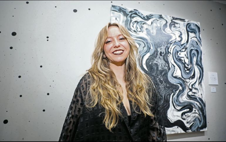 La artista plástica posa junto a una de las piezas de su nueva exhibición. EL INFORMADOR/ A. Navarro