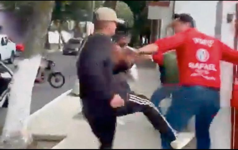 Algunos elementos sin insignias políticas visibles atacaron al equipo de Rafael Montiel (PRI) en Cuajimalpa, alcaldía de la Ciudad de México. ESPECIAL