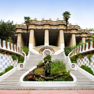 Preparativos del desfile de Louis Vuitton dañan las escaleras de Park Güell en Barcelona