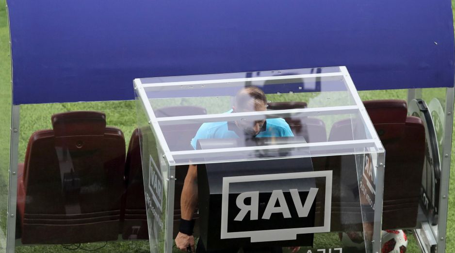 Desde su implementación en la Premier League, el VAR ha sido objeto de polémicas. AP/ARCHIVO