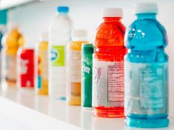 Los sueros orales y bebidas rehidratantes son esenciales para reponer líquidos rápidamente y contrarrestar la deshidratación. Unsplash.