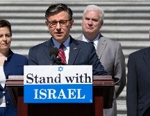 El presidente de la Cámara de Representantes de Estados Unidos, Mike Johnson, habla con los medios de comunicación, junto a otros dirigentes republicanos, en el Capitolio, en Washington. AP Foto/J. Scott Applewhite