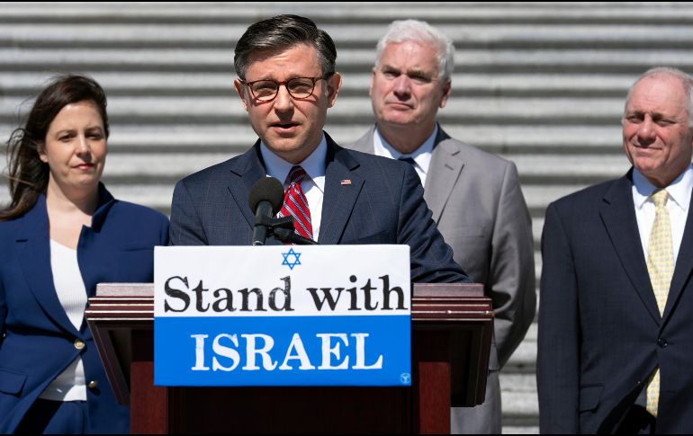 El presidente de la Cámara de Representantes de Estados Unidos, Mike Johnson, habla con los medios de comunicación, junto a otros dirigentes republicanos, en el Capitolio, en Washington. AP Foto/J. Scott Applewhite