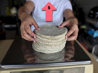 De un promedio de 14.33 pesos a que se vendió el kilo de tortilla en 2018, este subió a 23.5 pesos por kilogramo, aunque en Baja California, Coahuila y Sonora llegó a oscilar entre los 30 y 31 pesos. EL INFORMADOR / ARCHIVO