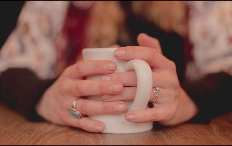 El consumo de esta infusión antes de dormir puede ser especialmente beneficioso para aquellas personas que experimentan estrés, sedentarismo o cansancio durante el día. ESPECIAL / Foto de Dayne Topkin en Unsplash