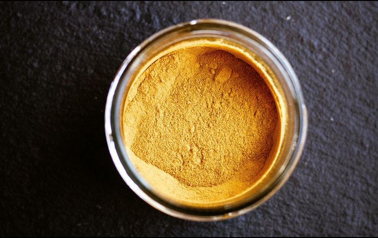 Los “shots” de cúrcuma con cítricos -como limón, toronjil y naranja- son recomendados para revitalizar el cuerpo y ganar estamina. UNSPLASH/ Lucas MARULIER