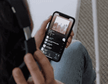 Spotify se erige como una de las preferencias principales para el público y los artistas en México . PEXELS/cottonbro studio