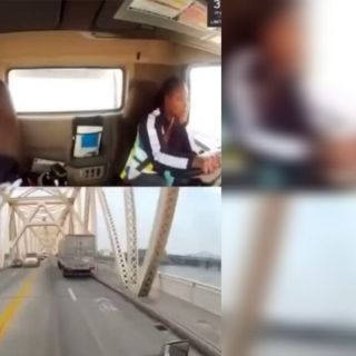 Camión queda colgado en puente tras chocar contra vehículo en EU (VIDEO)