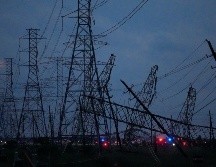 En la imagen se muestran varias torres electricas caídas cerca de Grand Parkway y West Road luego de una tormenta, el 16 de mayo de 2024, en Cypress, Texas. AP/Melissa Phillip
