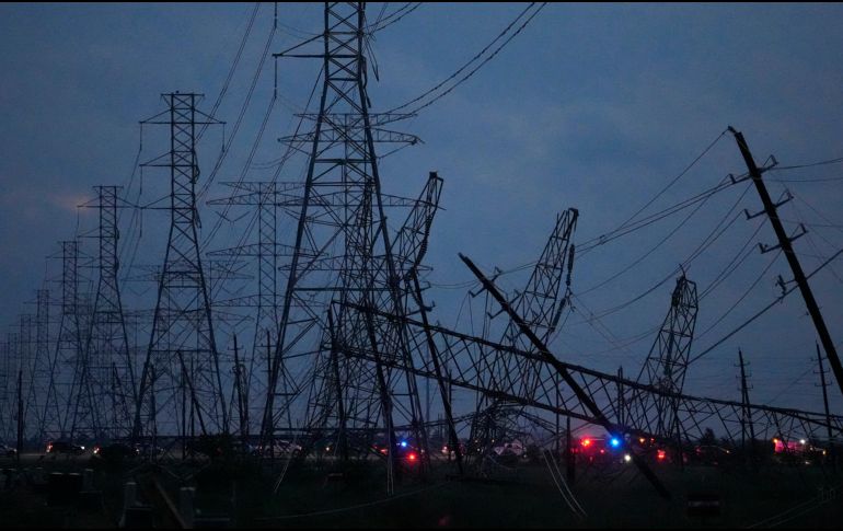En la imagen se muestran varias torres electricas caídas cerca de Grand Parkway y West Road luego de una tormenta, el 16 de mayo de 2024, en Cypress, Texas. AP/Melissa Phillip