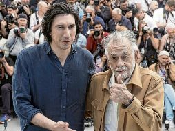 Adam Driver posa junto al director Francis Ford Coppola durante su jornada en Cannes. EFE