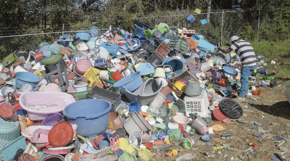 Los residuos plásticos que no se reciclan y se tiran en los océanos pueden llegar a equivaler a 4.4 millones de toneladas en el año 2050. AFP