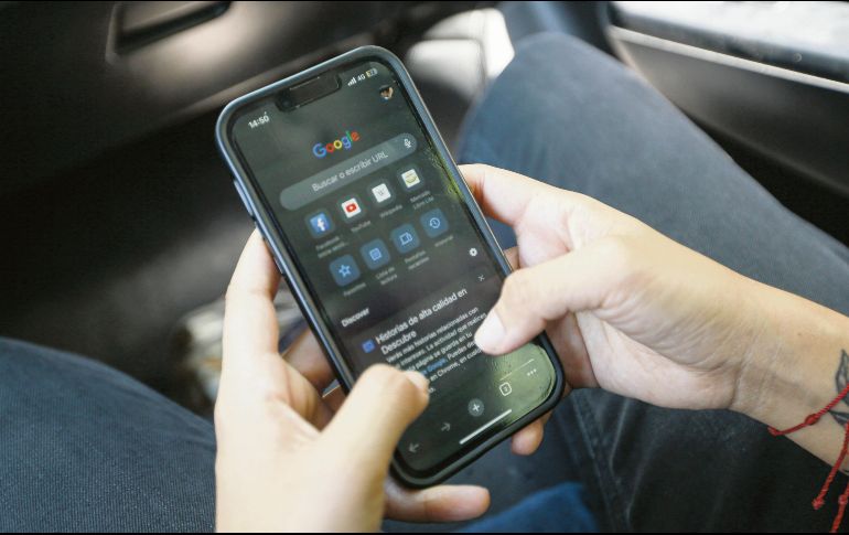 Los mexicanos se conectan para checar sus actividades laborales y redes sociales. EL INFORMADOR/ Archivo